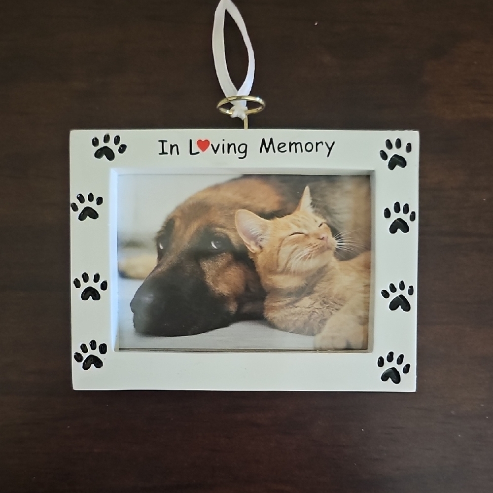 NWT-Pet Memorial Picture Frame with Paw Prints